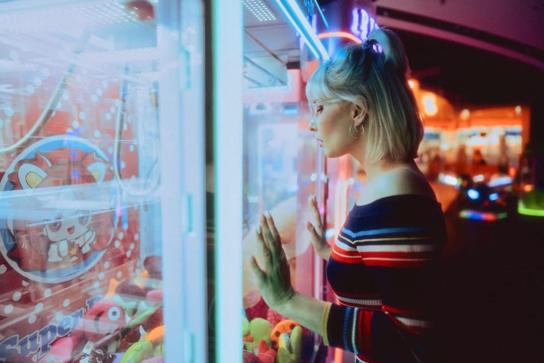 盯着拾荒老人不放，是怜悯？还是想遮羞？